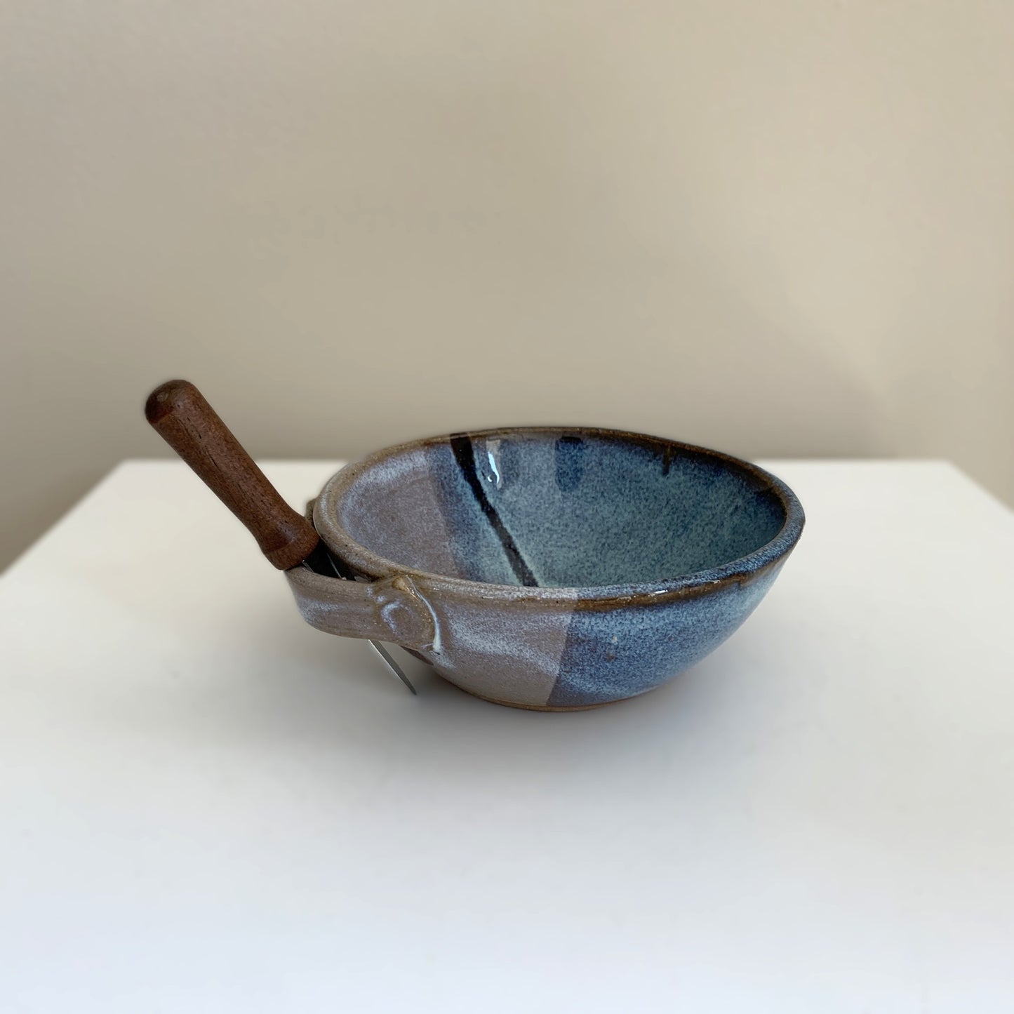 Salvaterra Pottery 8 Oz Spreader Cup w/ Knife Sky