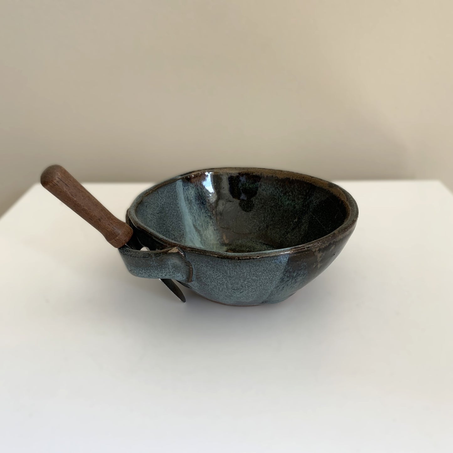 Salvaterra Pottery 8 Oz Spreader Cup w/ Knife Waterfall
